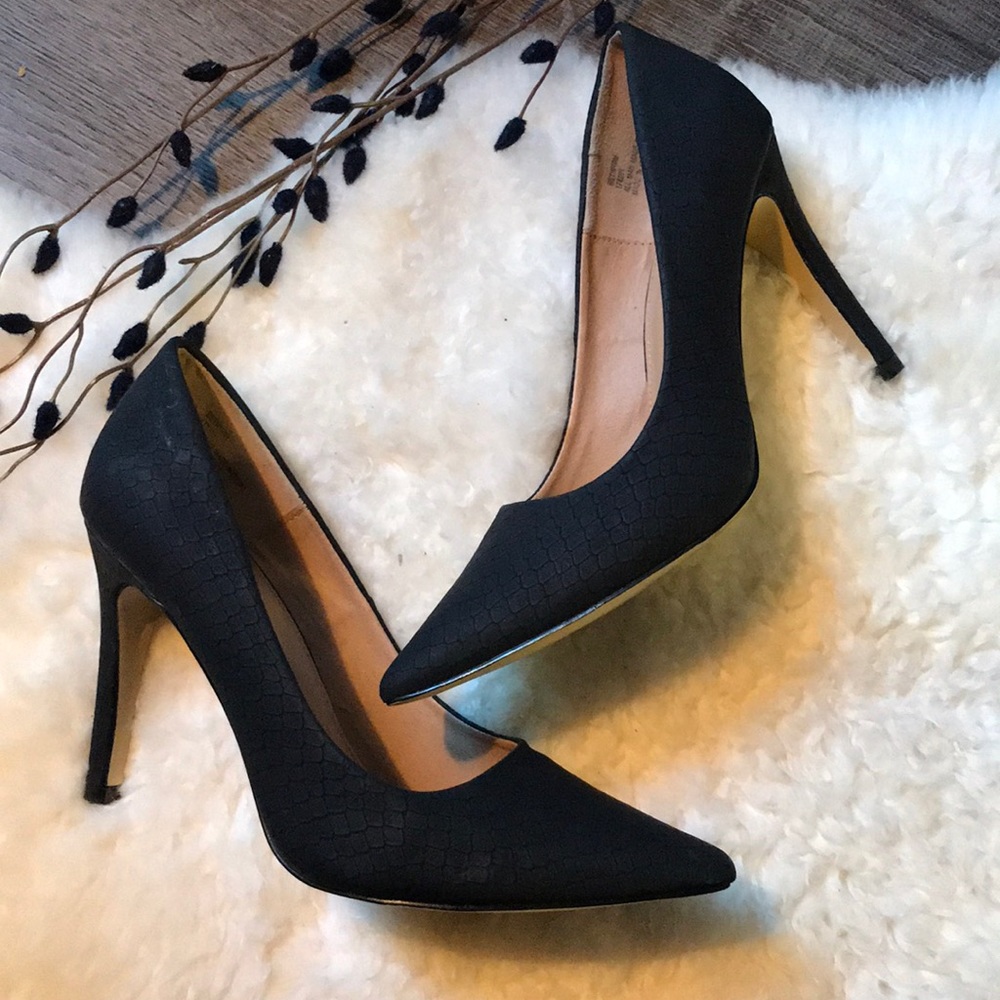 Black Snakeskin Patterned Pumps - image 1